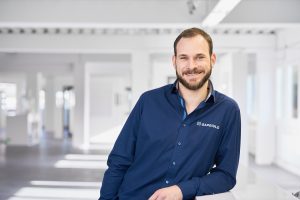 Business Portrait mit hellem Hintergrund und blauer Kleidung, in Tübingen