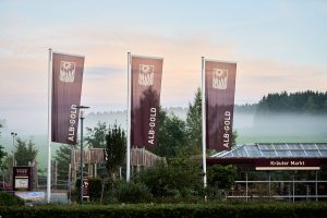 Unternehmensfoto und Außenansicht mit Fahnen von einem Firmengebäude in Baden-Württemberg