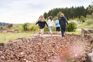 Fotoshooting nachhaltiges Unternehmen, Naturgarten mit Kindern erleben, Kinderspielplatz auf dem Unternehmensgelände