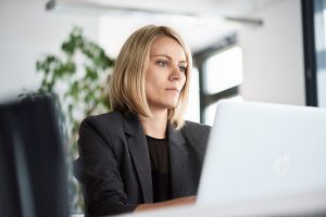 Unternehmensfoto als Arbeitssituation Frau am Laptop