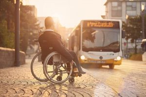 Werbefotoshooting, Werbefotografie für Hessisches Ministerium für Wirtschaft und Verkehr, Thema Nahmobilität, Rollstuhlfahrer und Bus