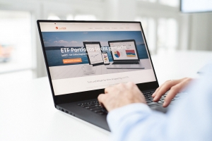 Businessfoto Laptop mit Unternehmenswebseite