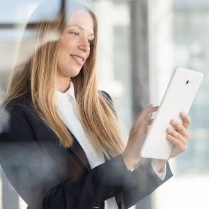 Unternehmensfotografie Stuttgart Businessfotos Frau mit iPad